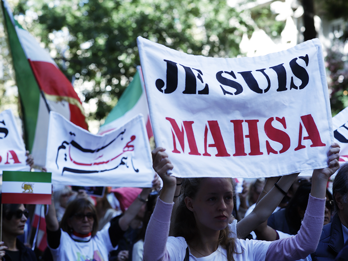 Manifestantes à la commémoration de l'assassinat de Mahsa Amini