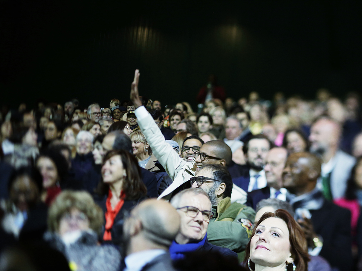 ATL : Portrait de femme et d'homme en meeting ou durent des solon