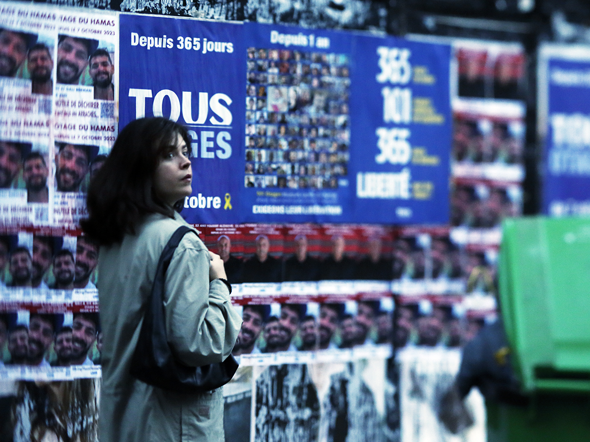 affiches sur les murs de Paris